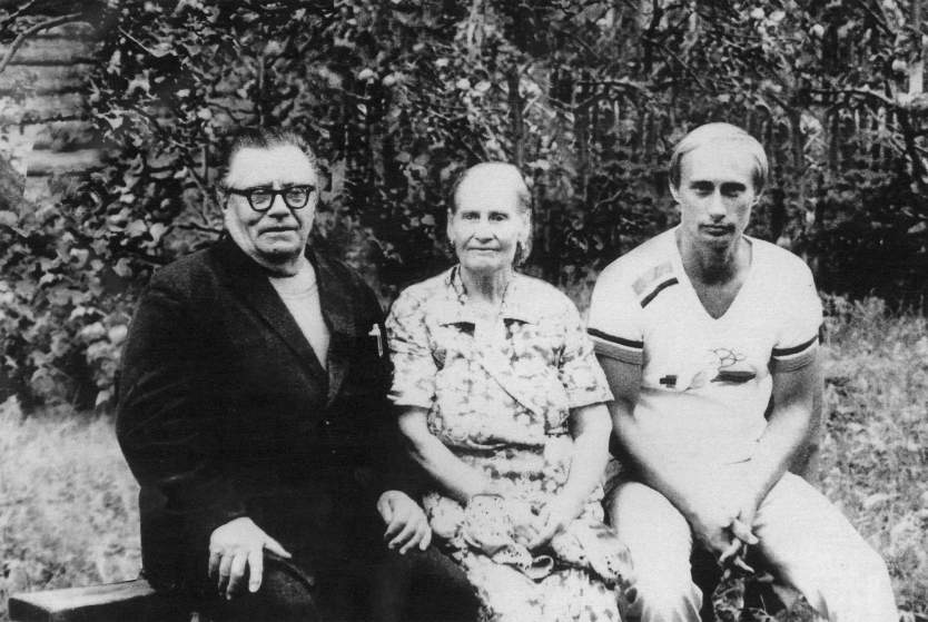 A look deep into the past - Photos of young Vladimir Putin geotv.ge