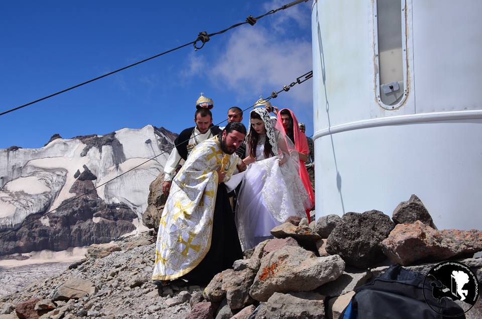 Love at first... height - A Georgian couple gets married at 4000m above sea level in Kazbegi geotv.ge
