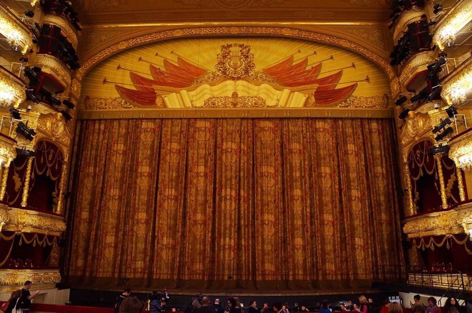 opera curtain as bright as the world’s best stage curtains