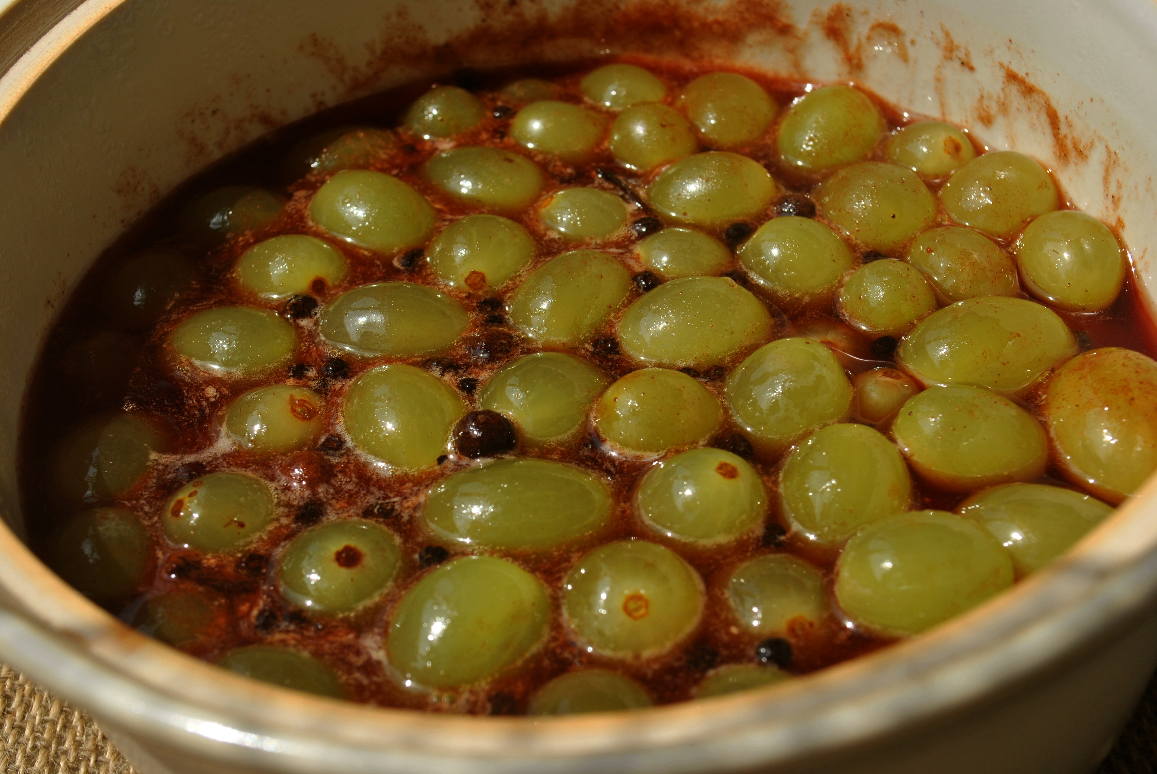 Pickled grapes with tarragon – Unusual Georgian appetizer geotv.ge