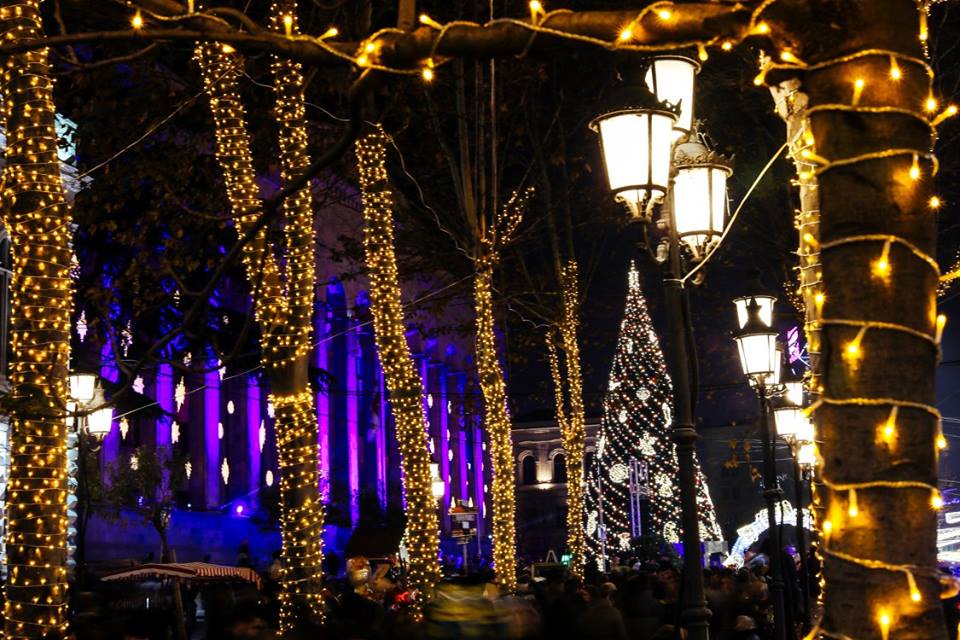 Georgia’s main Christmas tree has been festively lit up in Tbilisi geotv.ge