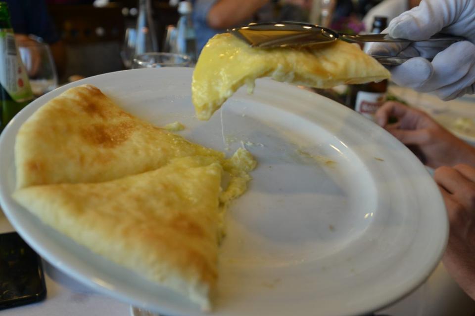 Georgian khachapuri named the best cheese pizza by Forbes geotv.ge