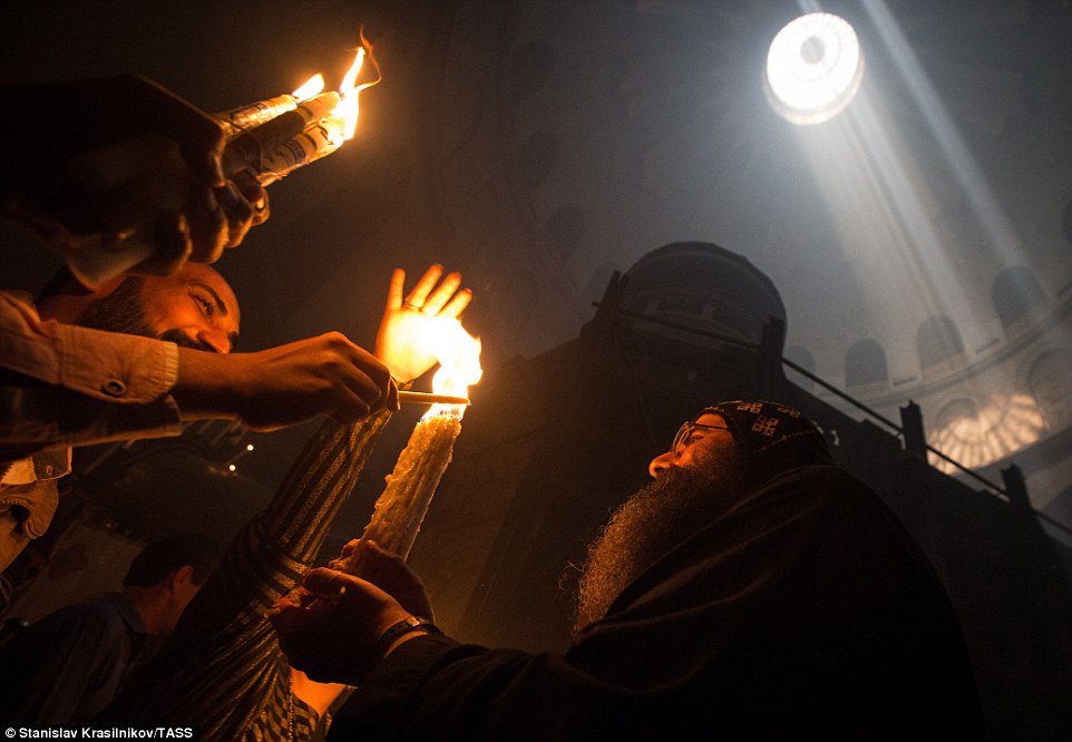 Stunning Holy Fire Ritual at the Tomb of Jesus in Jerusalem geotv.ge