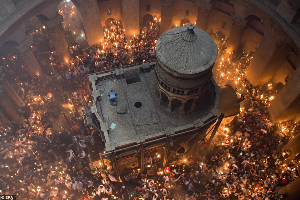 Stunning Holy Fire Ritual at the Tomb of Jesus in Jerusalem geotv.ge