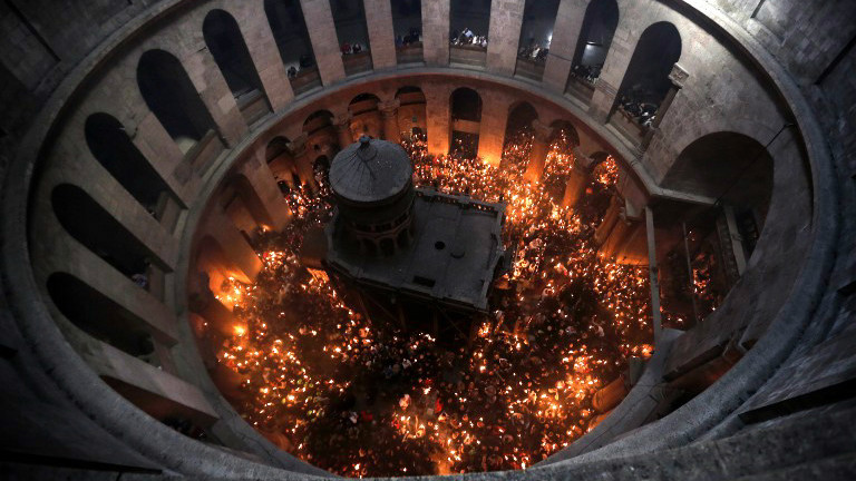 Stunning Holy Fire Ritual at the Tomb of Jesus in Jerusalem geotv.ge