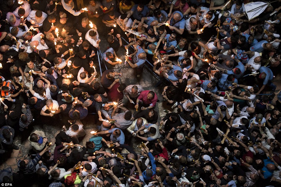 Stunning Holy Fire Ritual at the Tomb of Jesus in Jerusalem geotv.ge