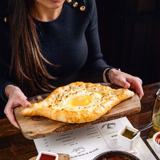Famous American culinary show teaches how to prepare Georgian cheese boat geotv.ge