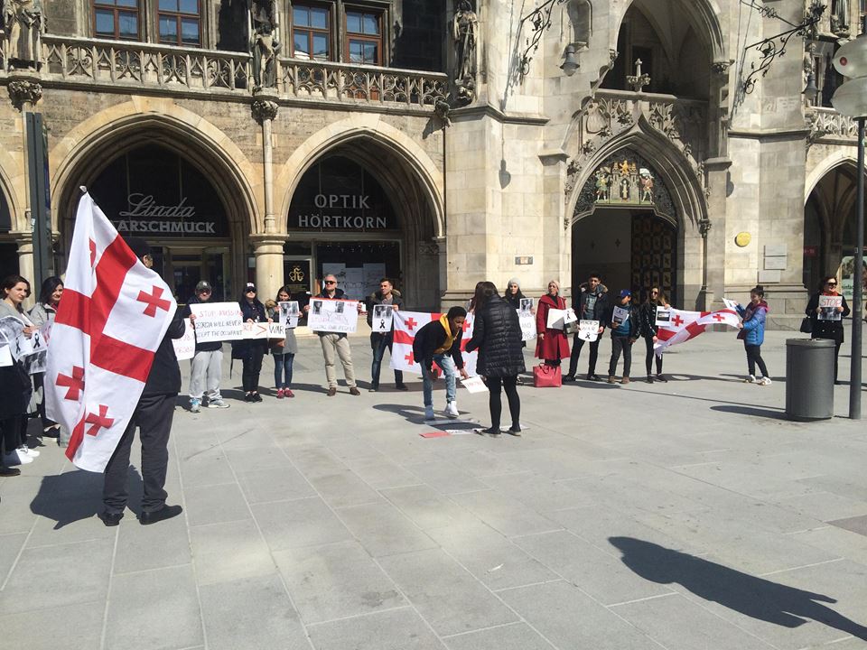 Georgian students and emigrants protest Russian occupation in the center of Munich geotv.ge
