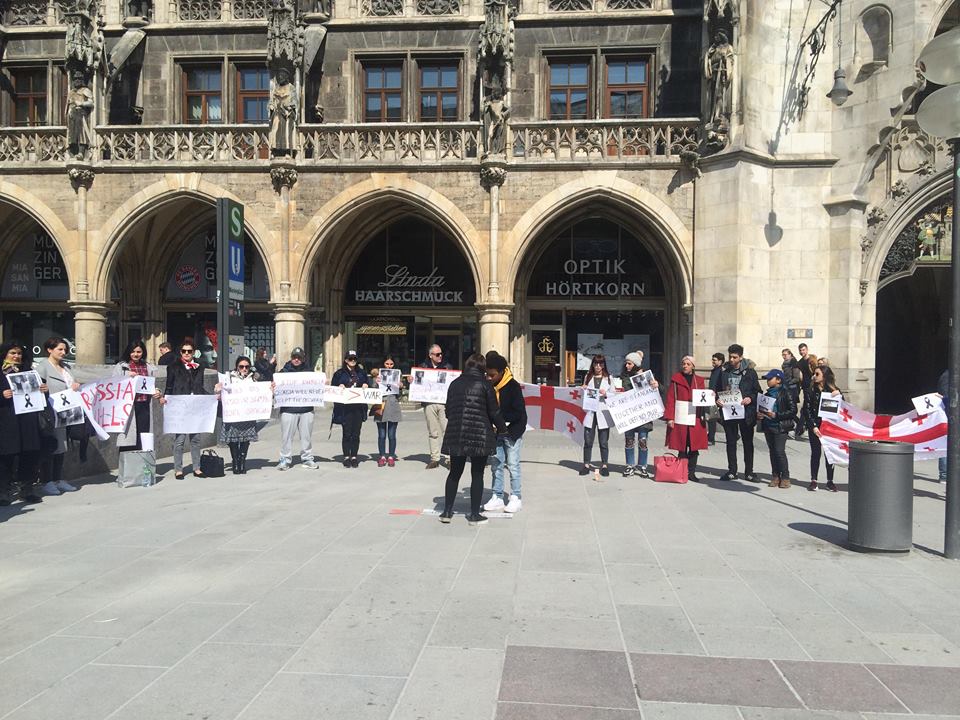 Georgian students and emigrants protest Russian occupation in the center of Munich geotv.ge