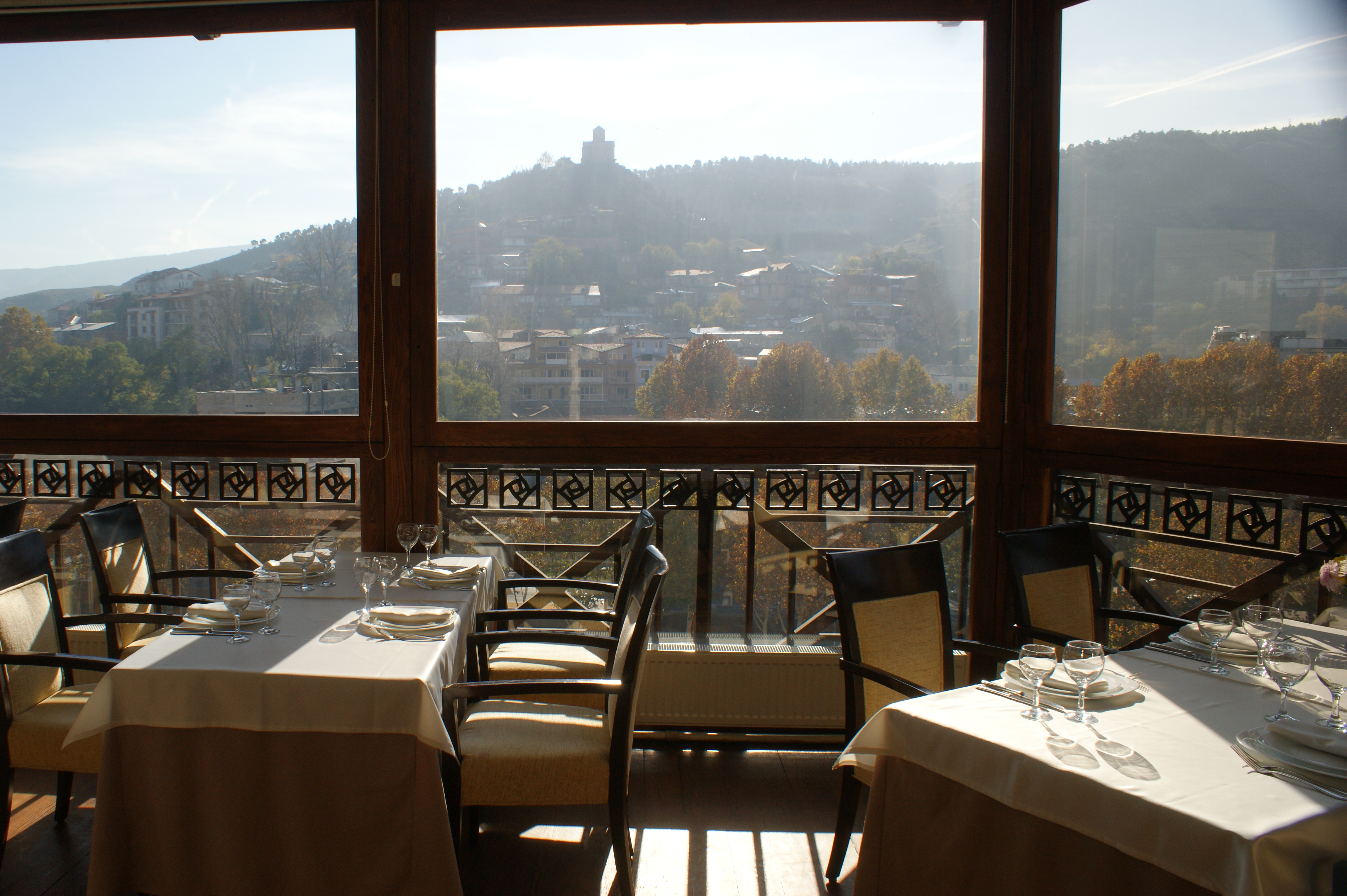 Restaurant Old Metekhi - Synthesis of Georgian traditions and fine taste geotv.ge