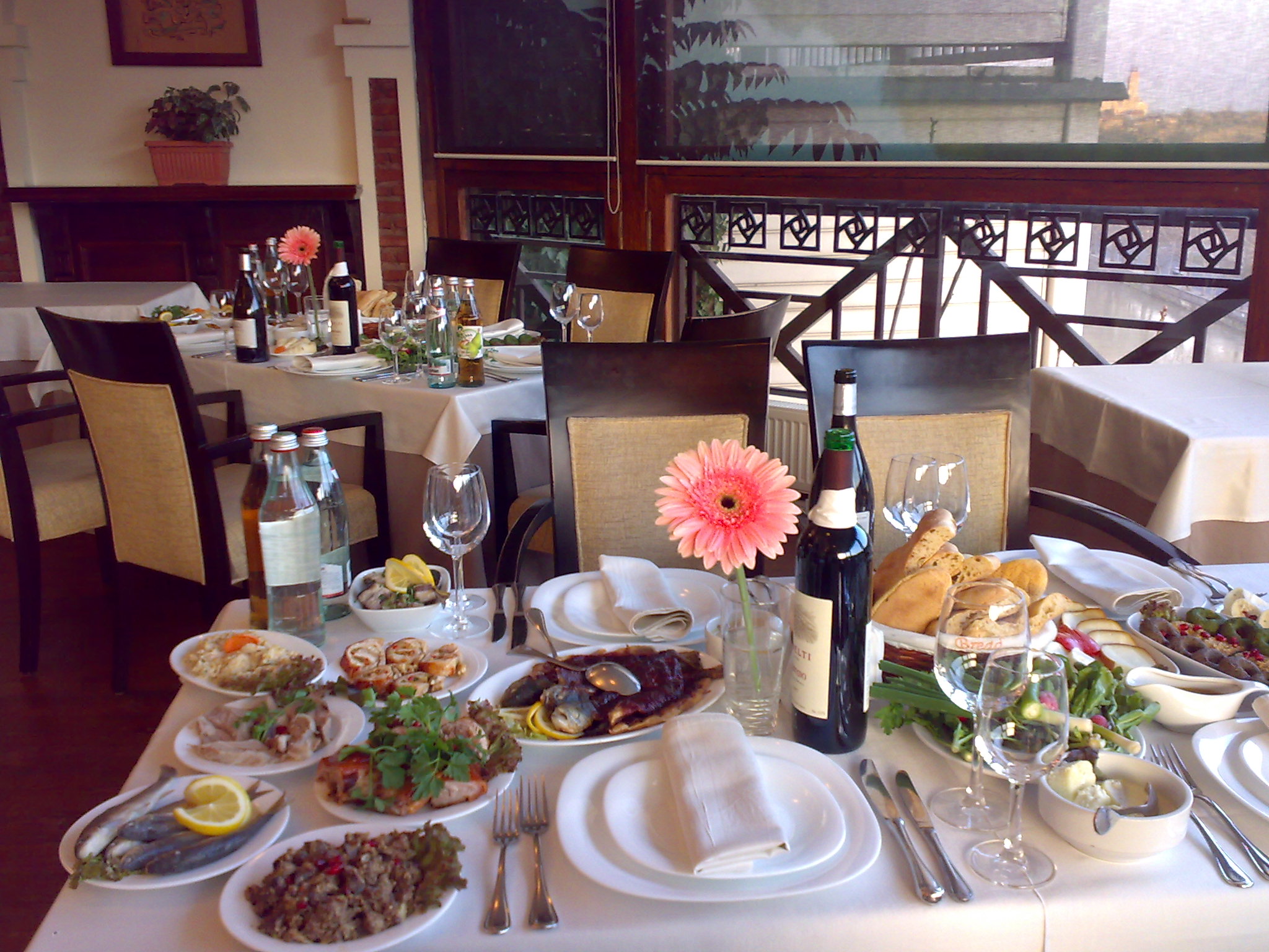 Restaurant Old Metekhi - Synthesis of Georgian traditions and fine taste geotv.ge