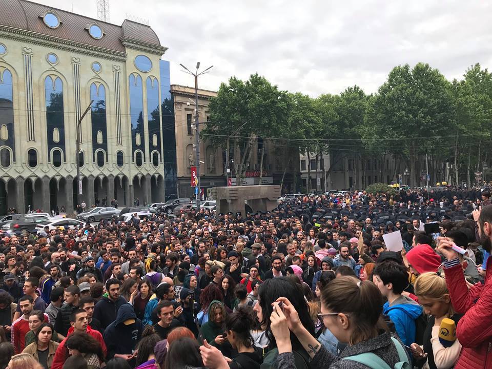 Minister of Internal Affairs of Georgia apologized for the raid at clubs and promised to review drug policy geotv.ge