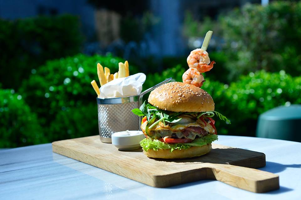 New garden and Bar & Restaurant Azura in central Tbilisi geotv.ge