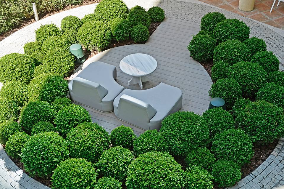 New garden and Bar & Restaurant Azura in central Tbilisi geotv.ge