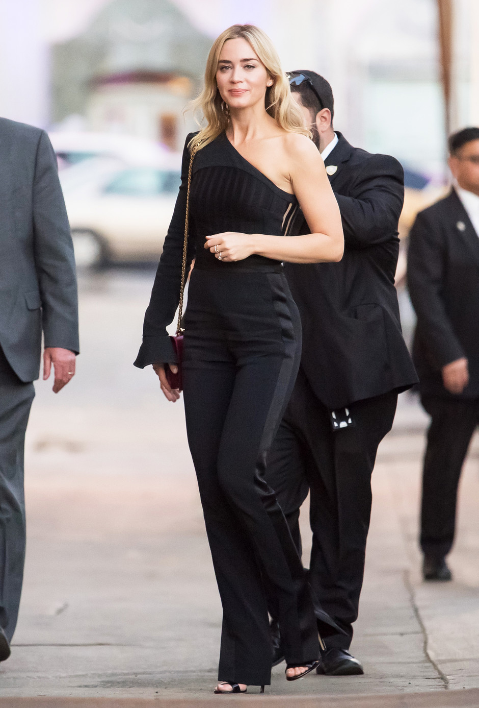 Emily Blunt arrives at Jimmy Kimmel live show in David Koma one-shoulder jumpsuit geotv.ge