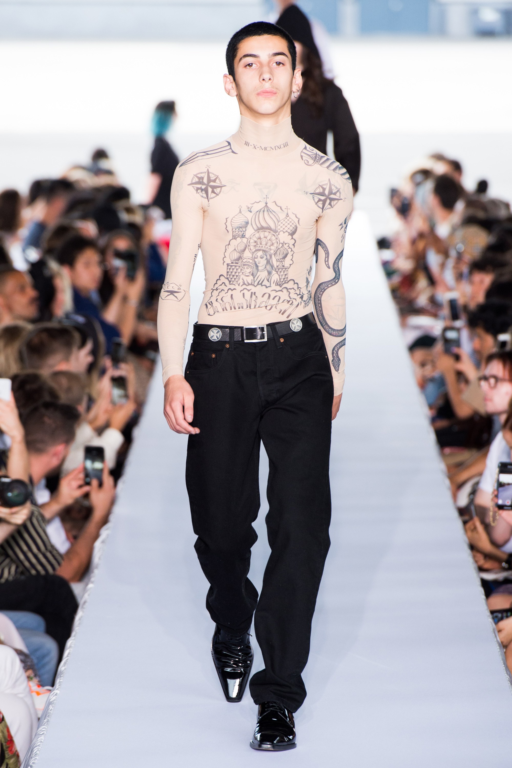 What is behind the collection “Family and War” by Demna Gvasalia geotv.ge