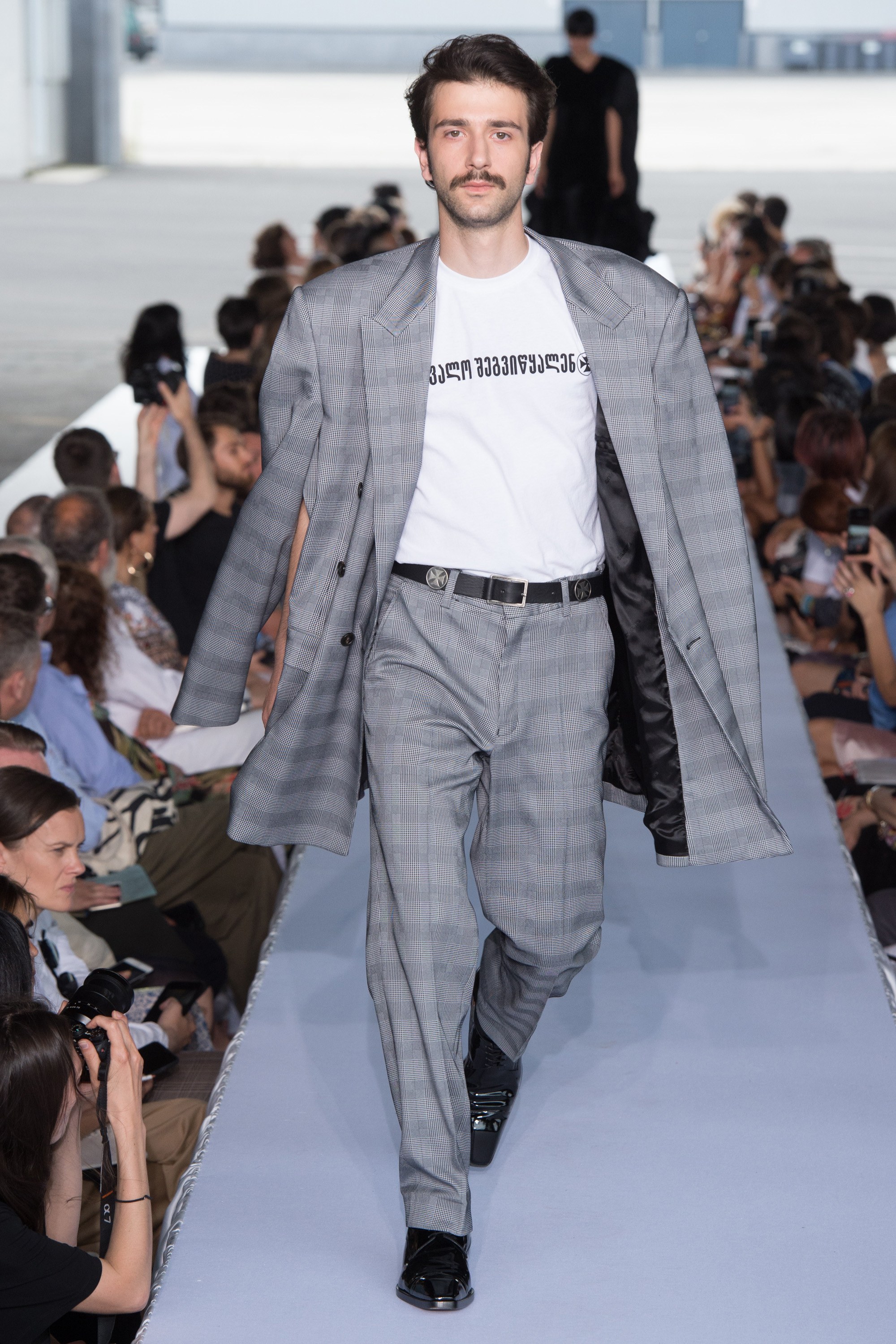 What is behind the collection “Family and War” by Demna Gvasalia geotv.ge