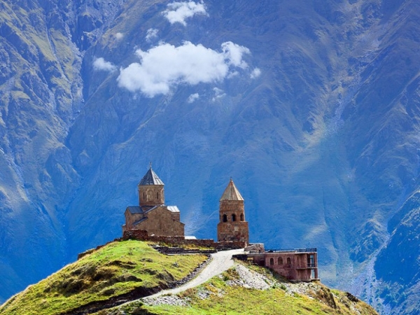 Top 12 Must-See Places in Georgia kazbegi